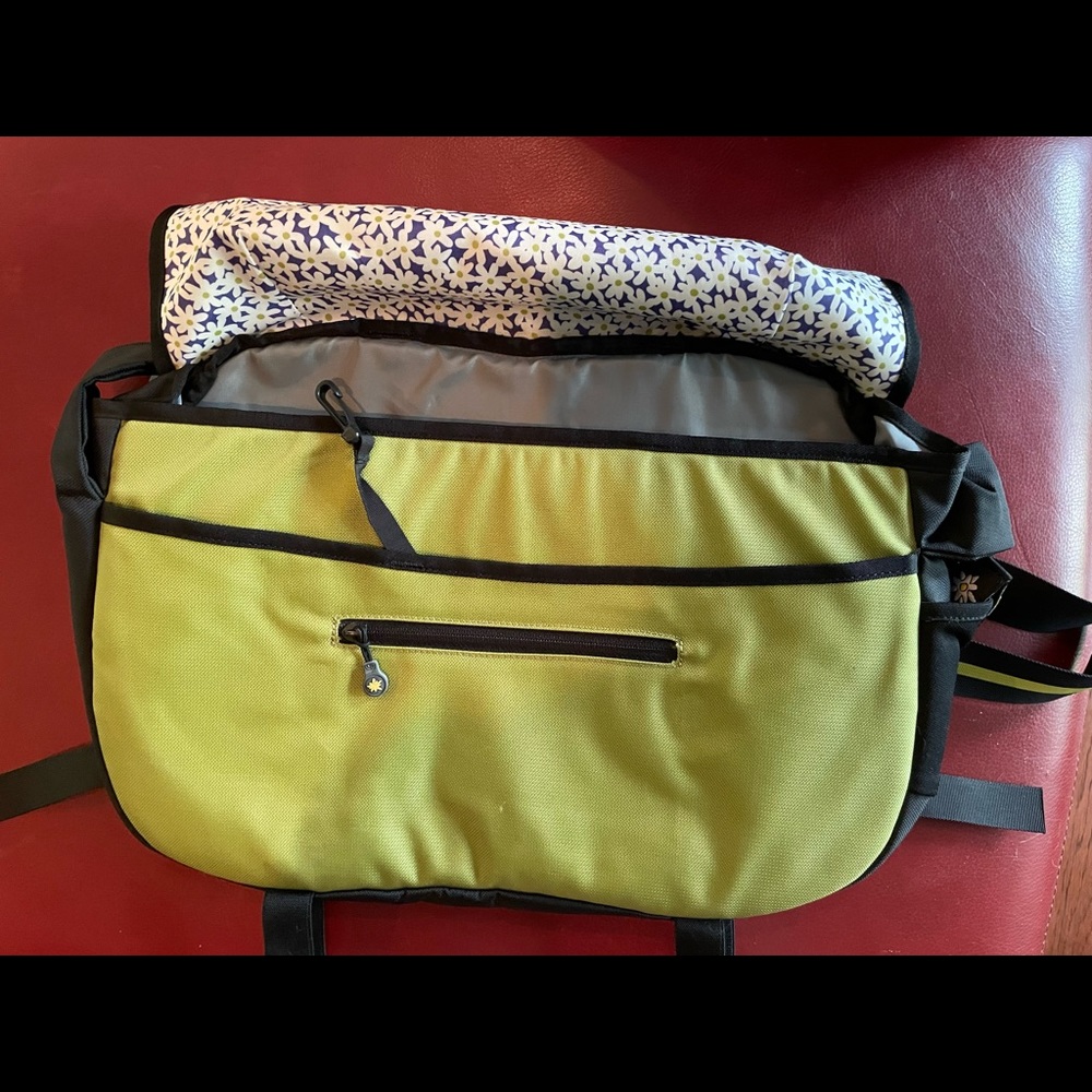 Sherpani Flora crossbody messenger bag (like new)
